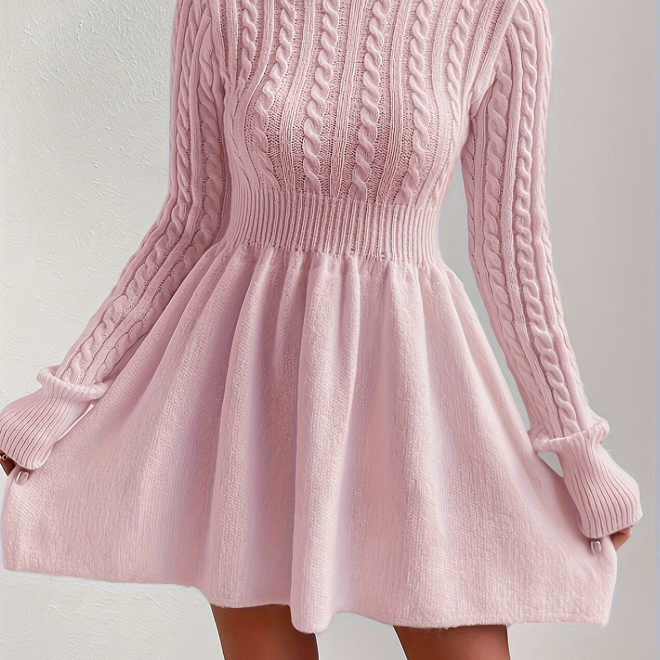 Damenkleid mit Zopfmuster, Rollkragen sowie figurbetontem Oberteil und ausgestelltem Rock
