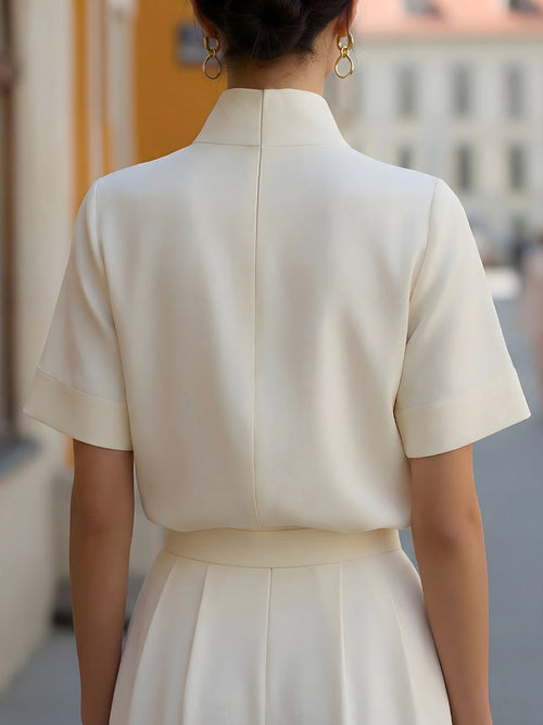 Blouse élégante pour femme à col montant, manches courtes, coupe minimaliste ajustée, idéale pour le bureau et les tenues décontractées chics