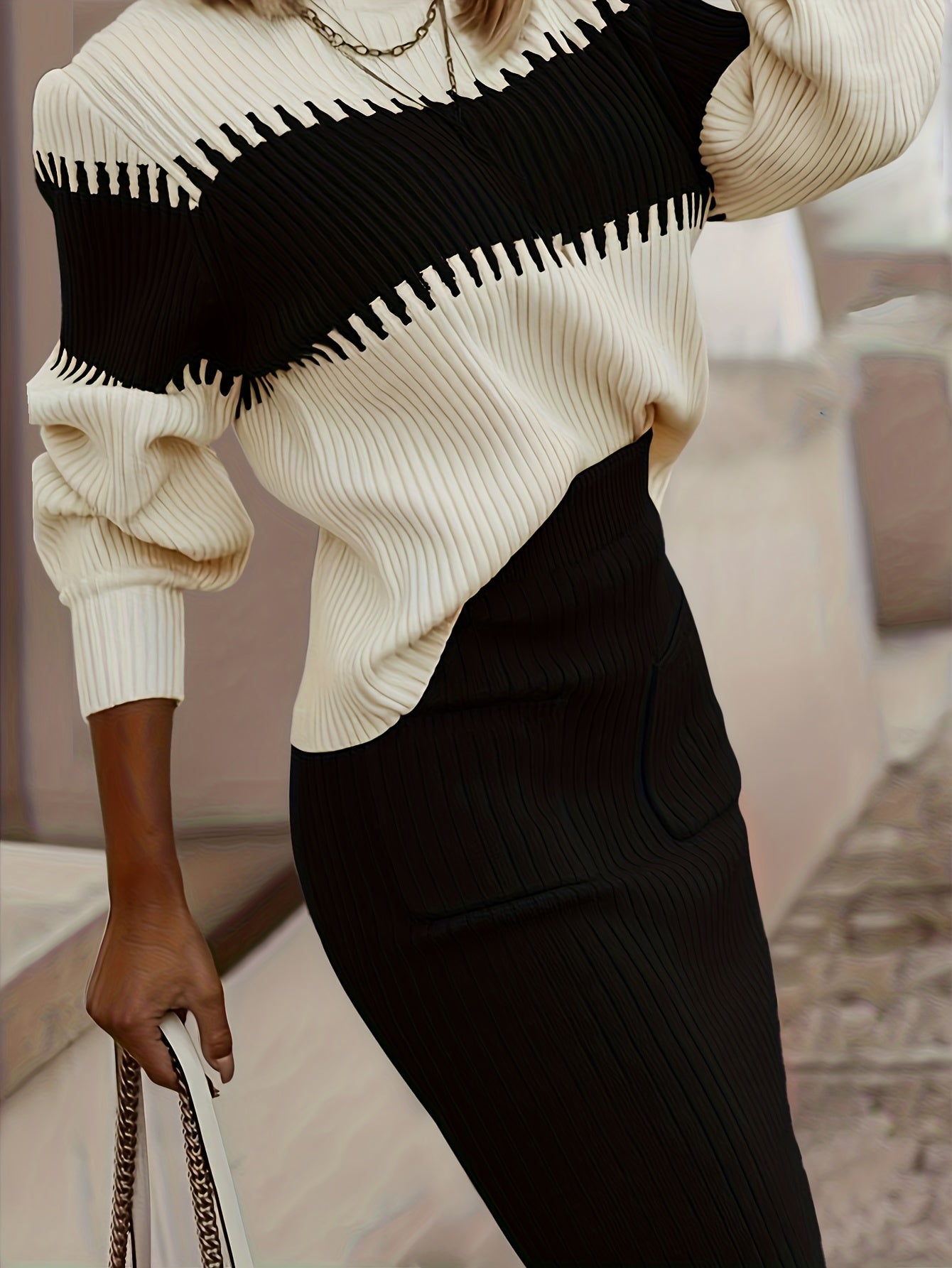 Completo da donna con maglione in maglia a coste e gonna midi