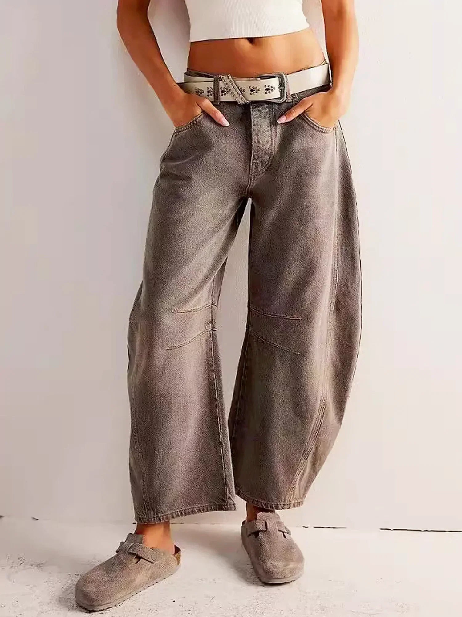 Damenjeans mit Barrel-Leg-Schnitt