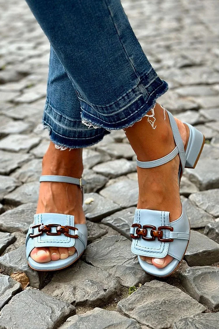 Sandales pour femmes à petit talon avec détail chaîne