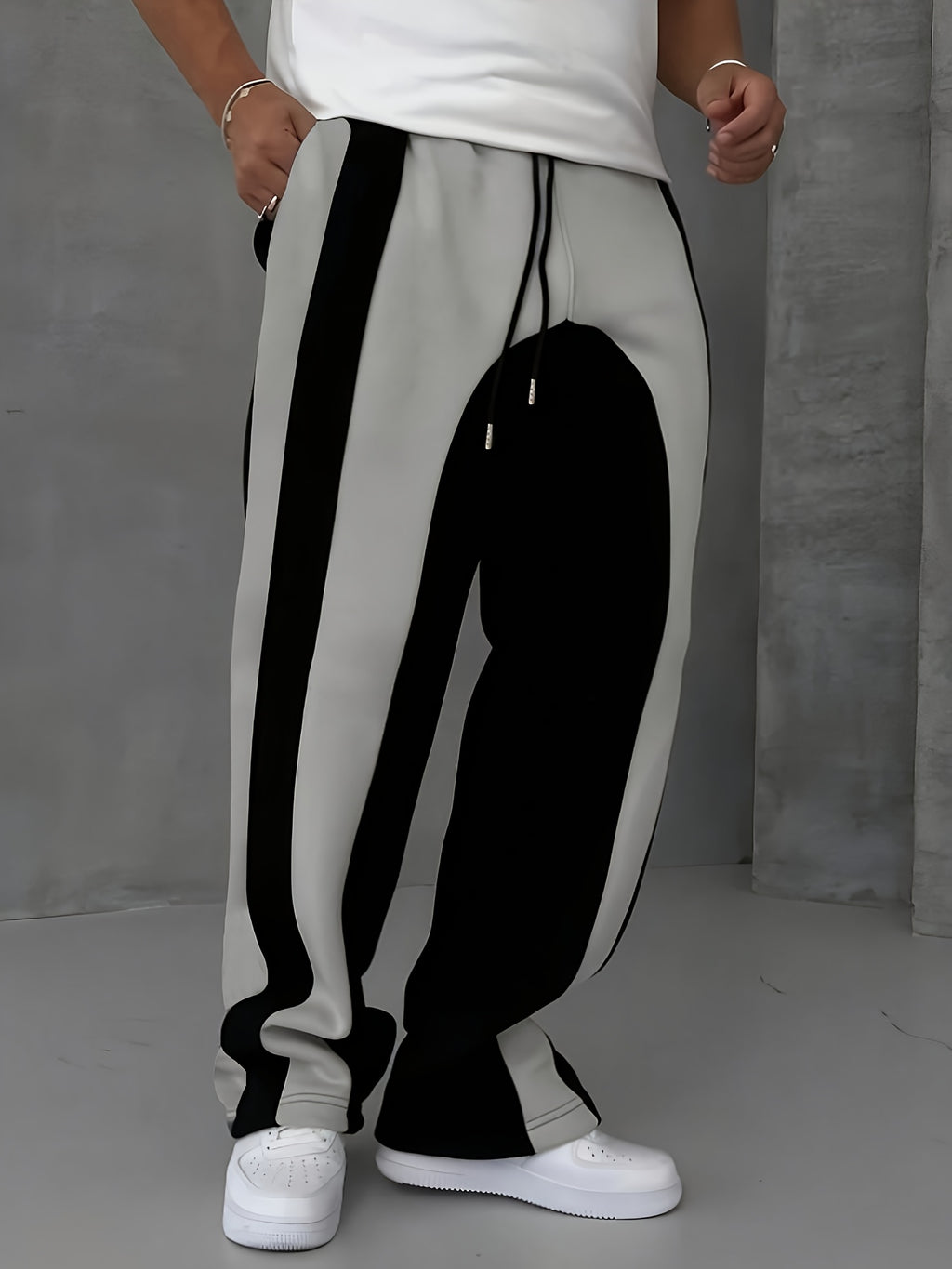 Herren-Sweathose mit Kontrastpaspeln und weitem Bein