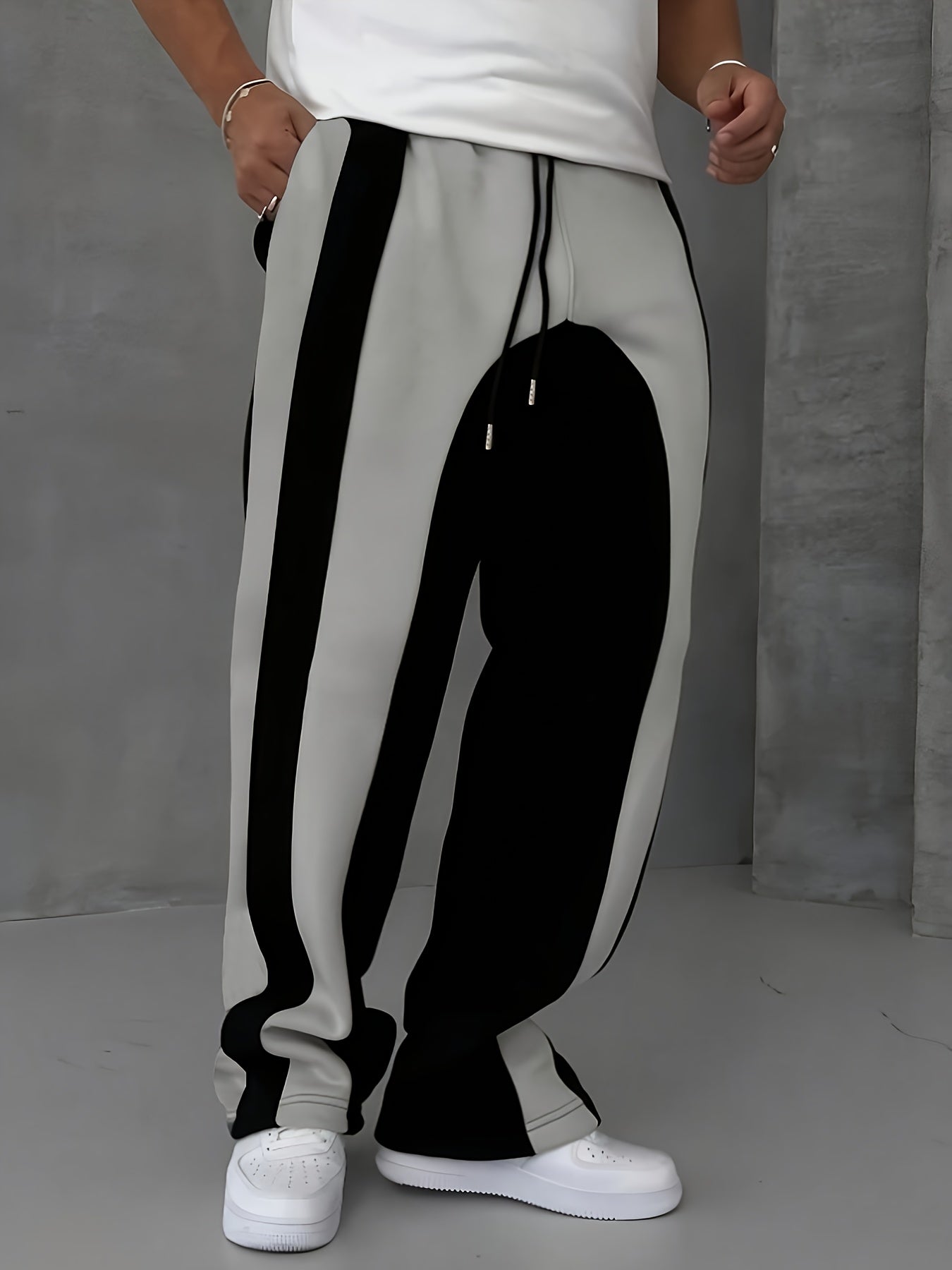 Herren-Sweathose mit Kontrastpaspeln und weitem Bein