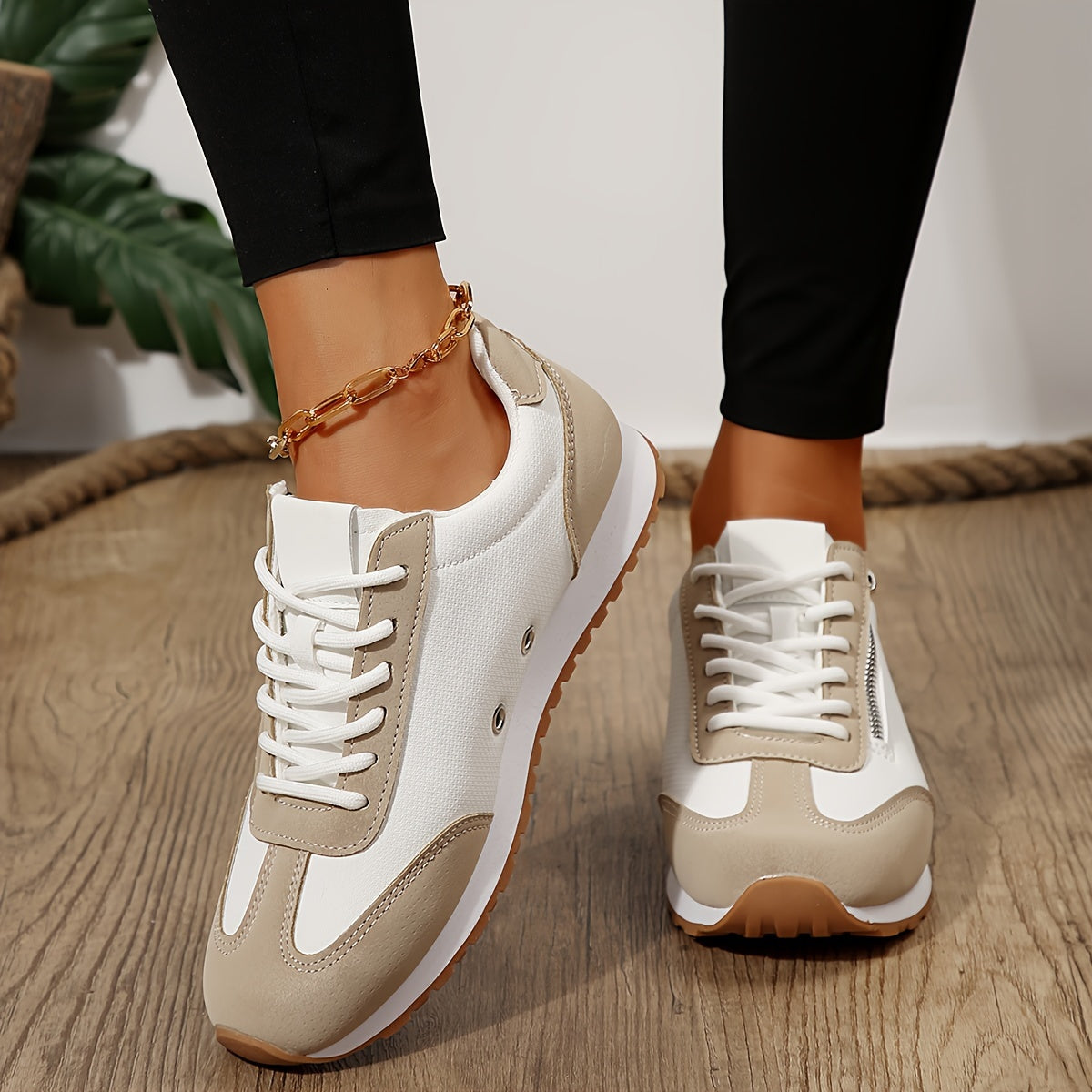 Damen-Sneaker mit kontrastierenden Einsätzen und Schnürung