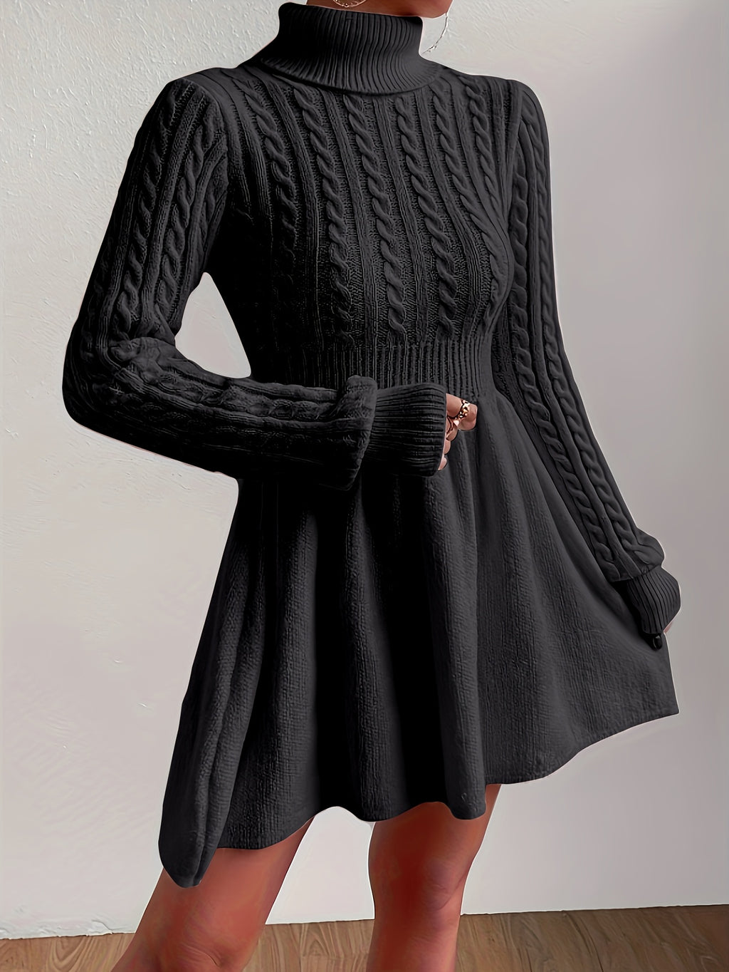 Damenkleid mit Zopfmuster, Rollkragen sowie figurbetontem Oberteil und ausgestelltem Rock