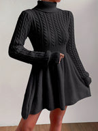 Damenkleid mit Zopfmuster, Rollkragen sowie figurbetontem Oberteil und ausgestelltem Rock