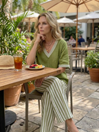 Completo da donna a due pezzi a righe con pantaloni a gamba larga