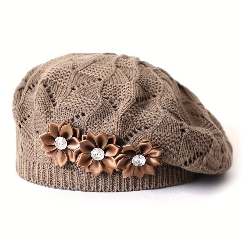 Damen-Strickbarett mit Blumenverzierung