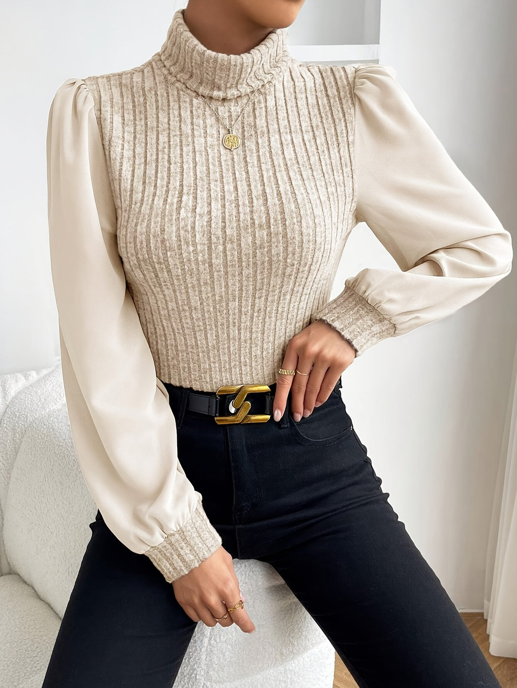 Damen-Rollkragenpullover aus Rippstrick mit kontrastierenden Ärmeln