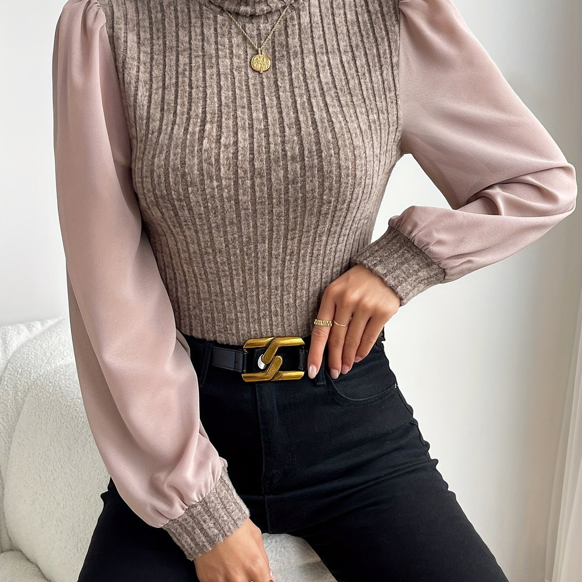 Haut pour femme à col roulé côtelé et manches contrastantes