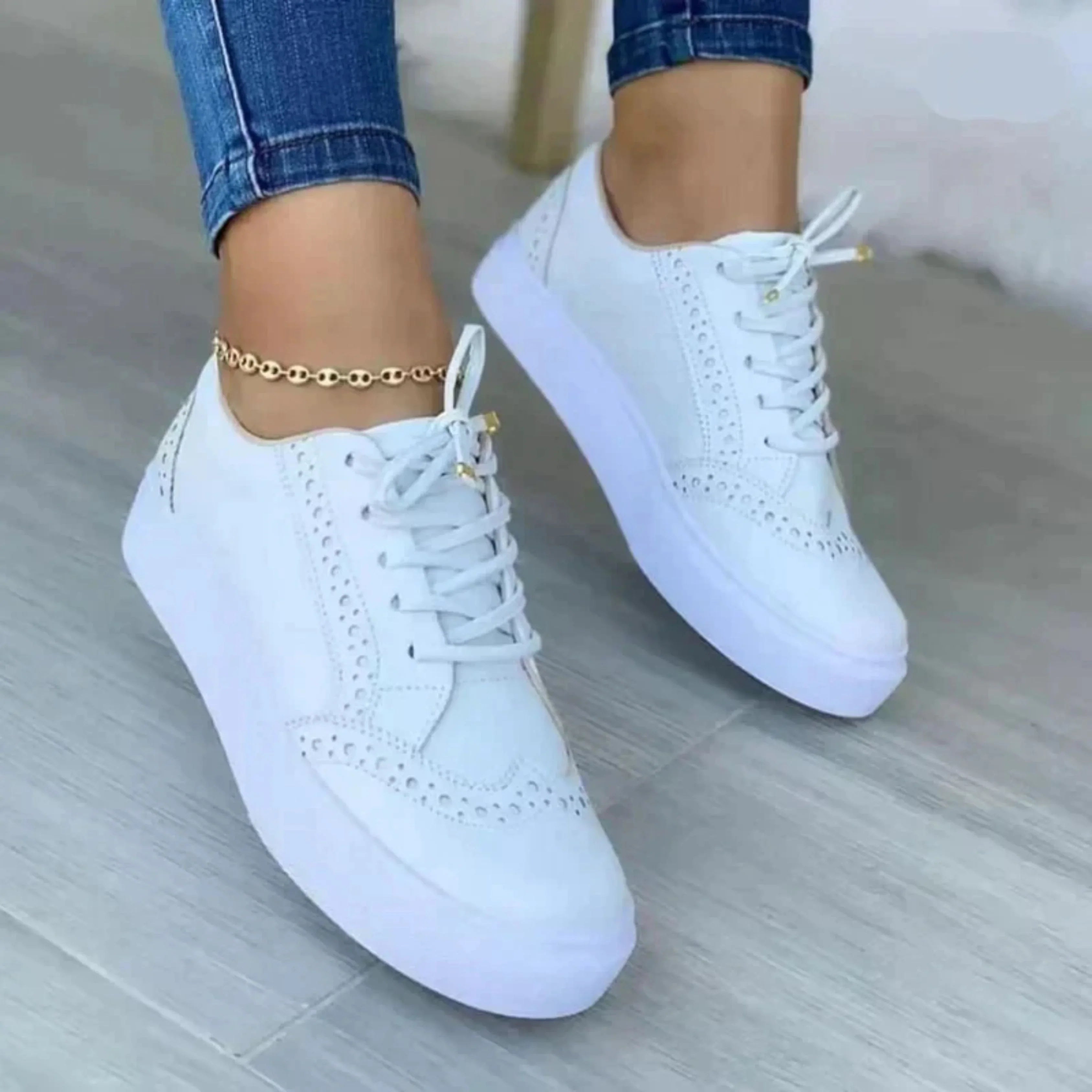 Women's Casual Sneakers with Cushioned Sole and Minimalist Low Top Design