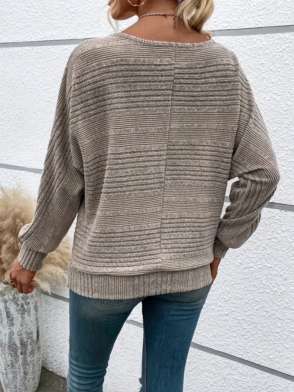 Ribstrikket pullover til kvinder med kvart lynlås