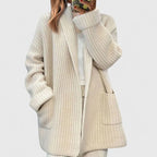 Cappotto lungo strutturato da donna aperto sul davanti
