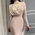 Elegantes Damenkleid mit Drapierung und hohem Kragen, figurbetont