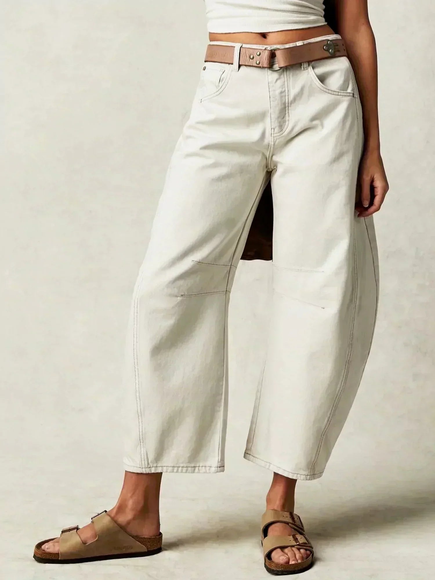Damenjeans mit Barrel-Leg-Schnitt