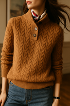 Kvinders kabelstrikkede sweater med knaplukning i halsen