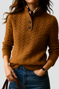 Kvinders kabelstrikkede sweater med knaplukning i halsen