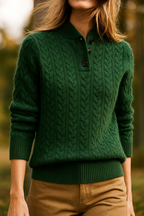 Kvinders kabelstrikkede sweater med knaplukning i halsen