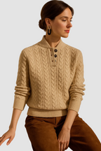 Kvinders kabelstrikkede sweater med knaplukning i halsen