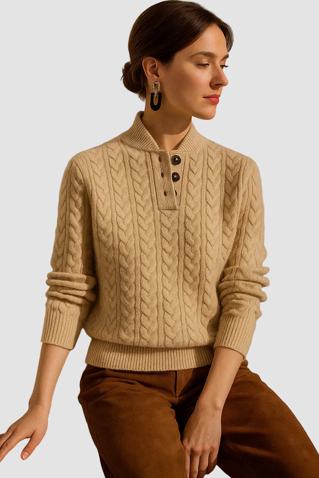 Kvinders kabelstrikkede sweater med knaplukning i halsen