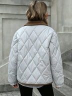 Chaqueta acolchada de rombos para mujer con cuello en contraste
