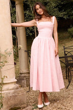 Elegantes Gingham Midikleid mit strukturiertem Oberteil und fließendem Rock