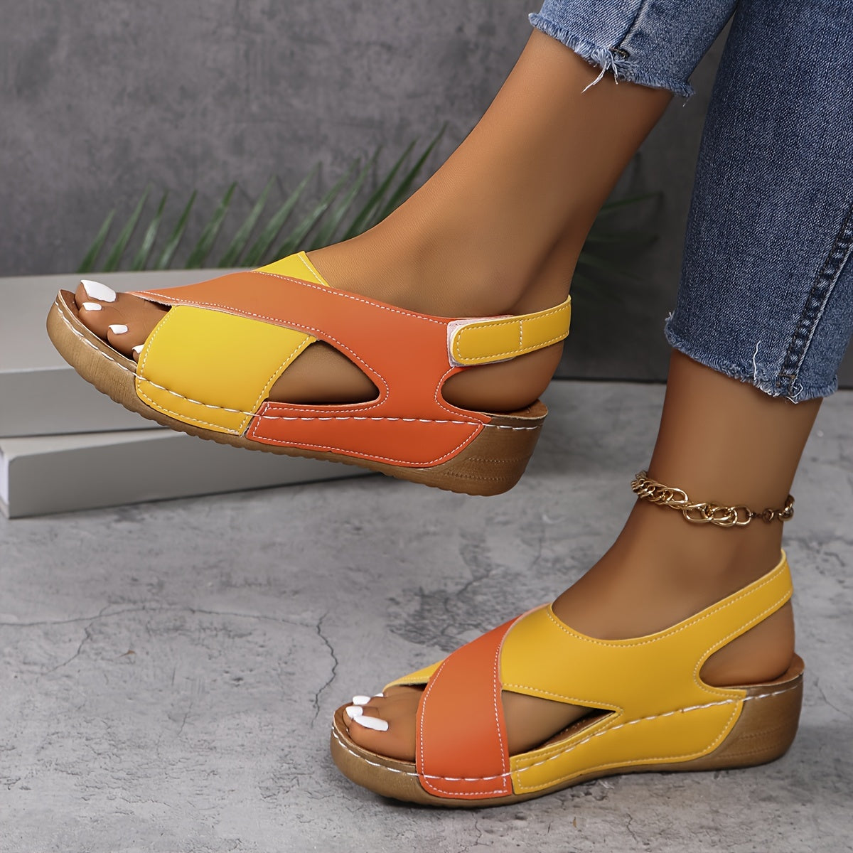 Sandales confortables pour femme avec brides croisées ajustables et semelle rembourrée