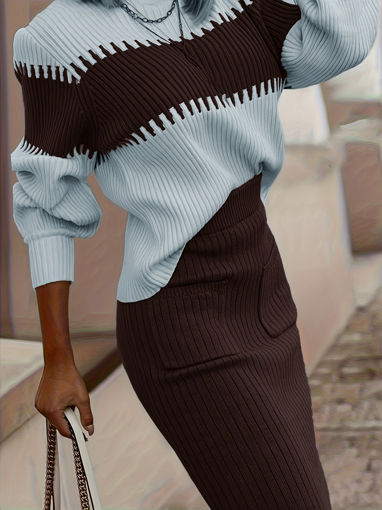 Completo da donna con maglione in maglia a coste e gonna midi