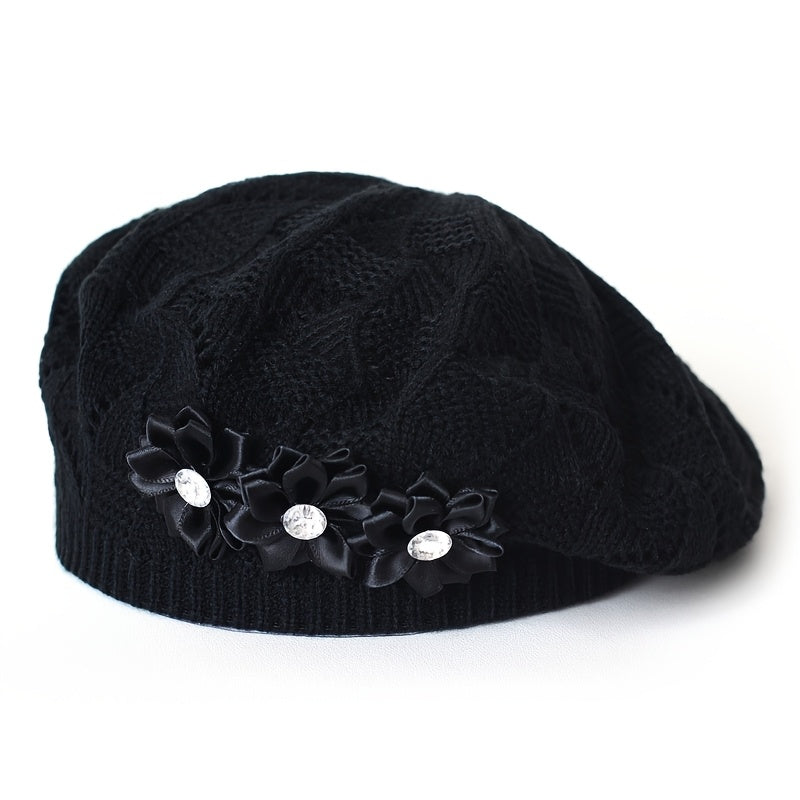 Damen-Strickbarett mit Blumenverzierung