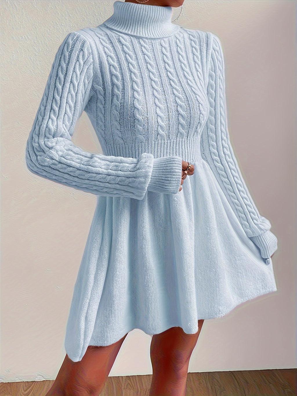 Damenkleid mit Zopfmuster, Rollkragen sowie figurbetontem Oberteil und ausgestelltem Rock