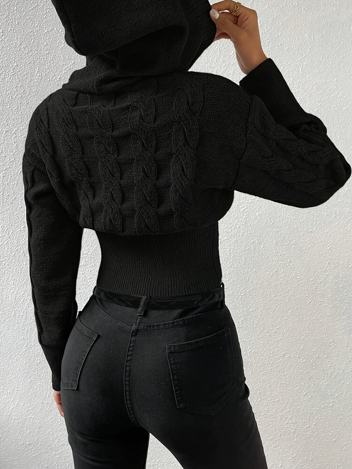 Damestrikket sweater med kabelmønster, hætte og ribkant