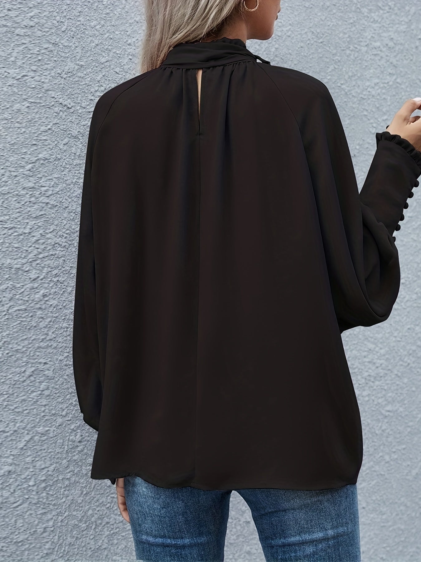 Damen Schleifenkragen-Bluse mit fließender Passform und eleganten langen Ärmeln
