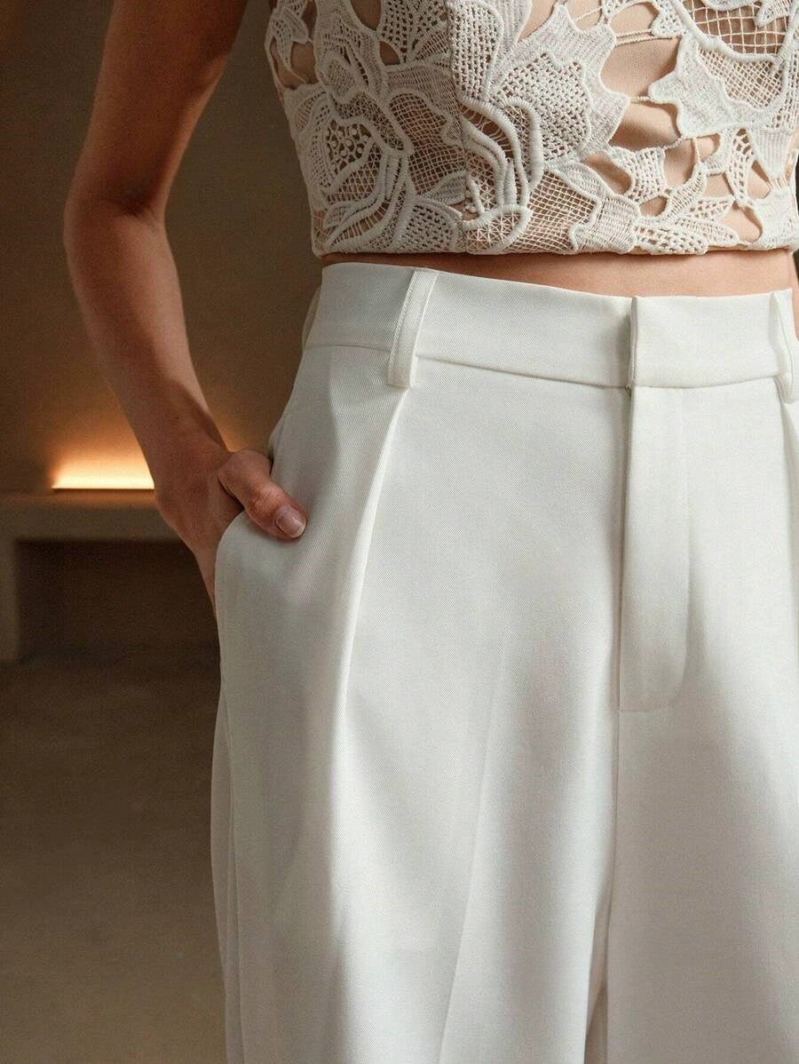 Damenhose mit hohem Bund, weitem Bein, plissiertem Vorderteil und maßgeschneiderter Passform