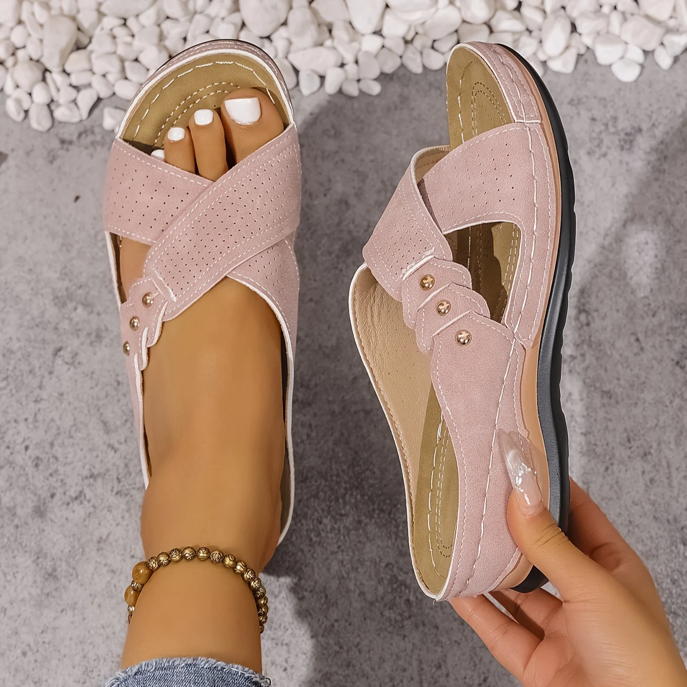 Sandales confortables à enfiler pour femme avec design à brides croisées
