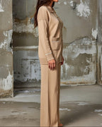 Completo da donna con pantaloni a coste e bottoni sul davanti