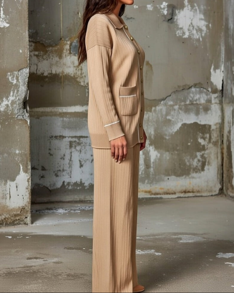 Completo da donna con pantaloni a coste e bottoni sul davanti