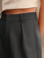 Damenhose mit hohem Bund, weitem Bein, plissiertem Vorderteil und maßgeschneiderter Passform