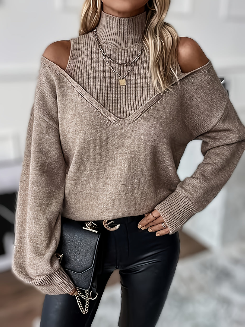 Damenpullover mit Rollkragen und offenen Schultern