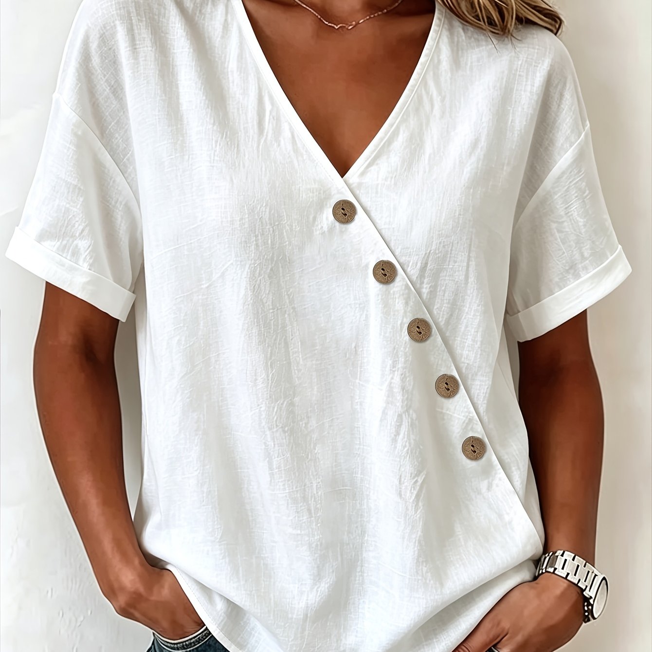 Damernas avslappnade blus med V-ringning och knappdetalj