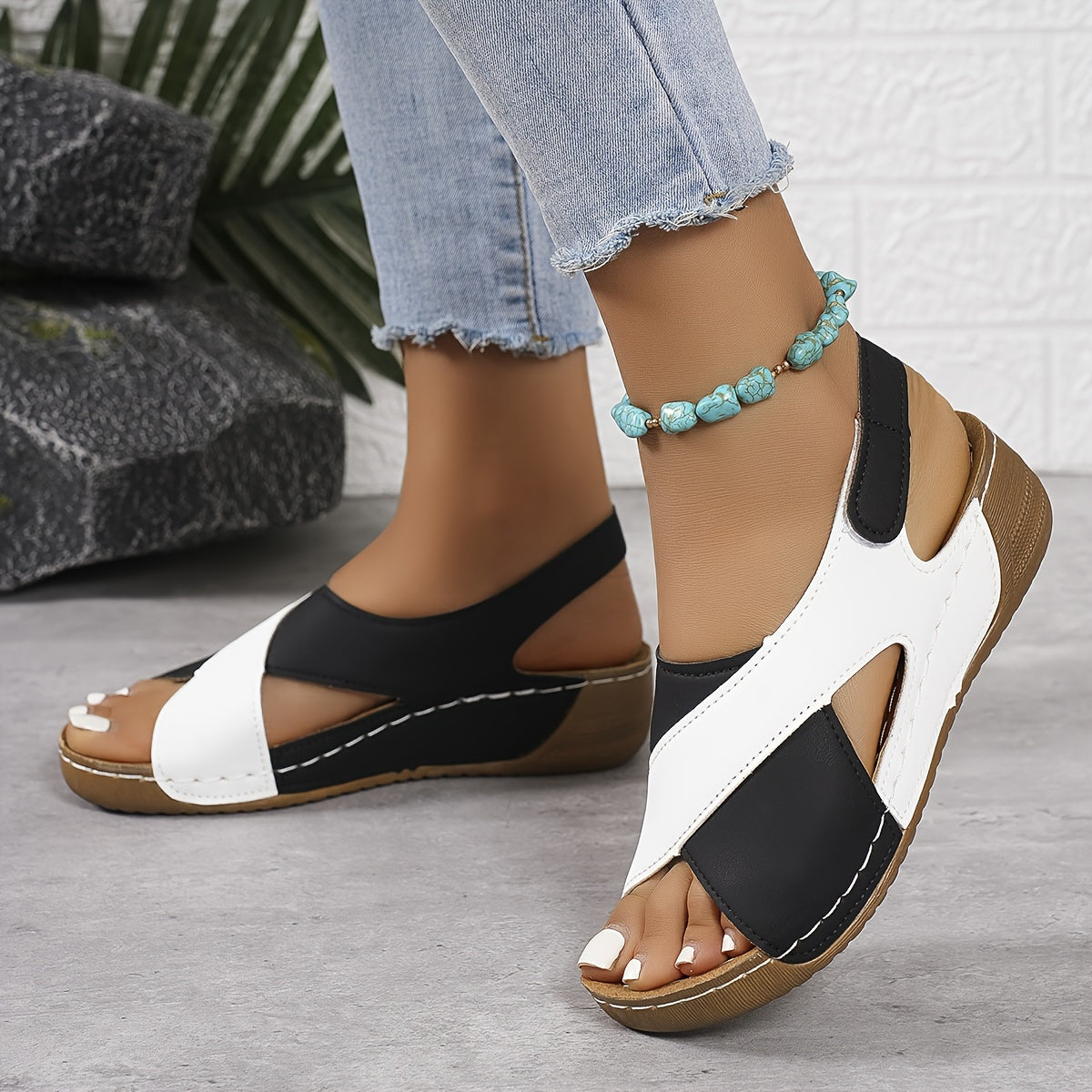 Verstellbare Damen-Sandalen mit Kreuzriemen und gepolsterter Sohle für hohen Tragekomfort