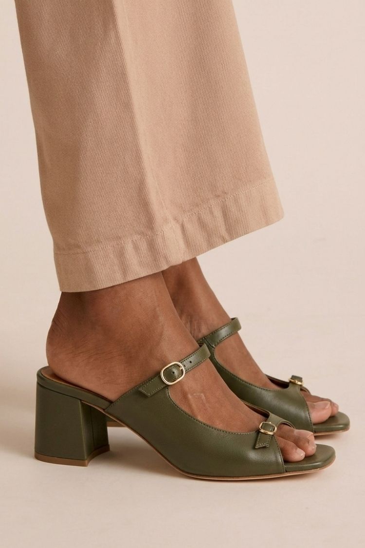Sandales pour femmes à talon bloc et bride à boucle