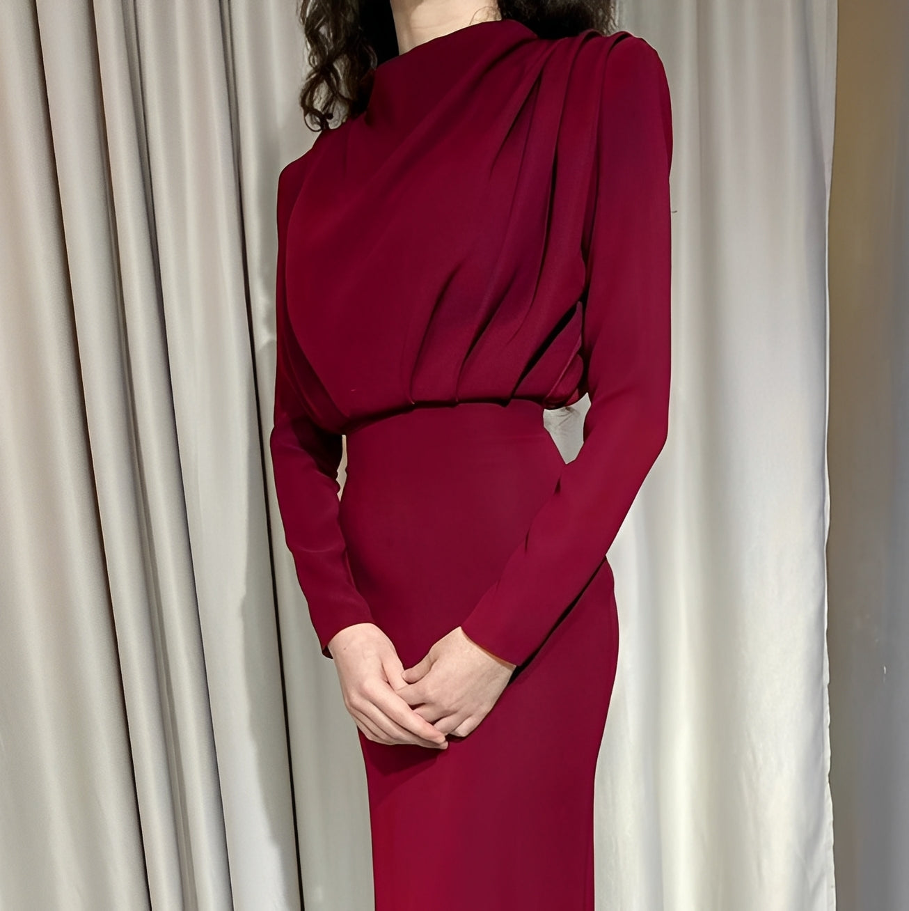 Robe moulante élégante à col haut drapé pour femme
