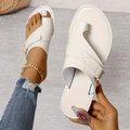 Sandalias planas para mujer con hebilla y tira entre los dedos