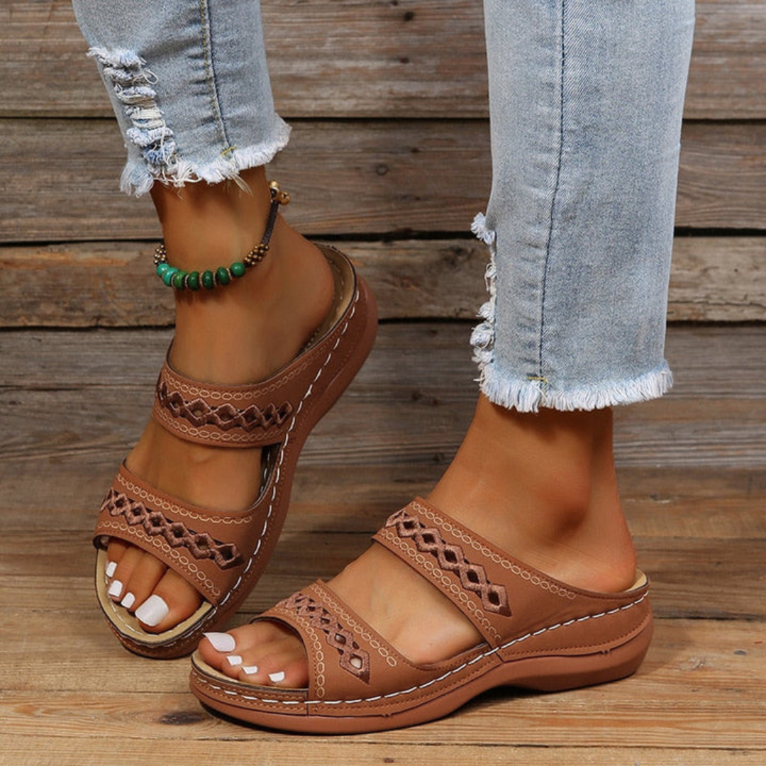 Damen Slip-On Sandalen mit Cut-Out Riemen und stützender Sohle