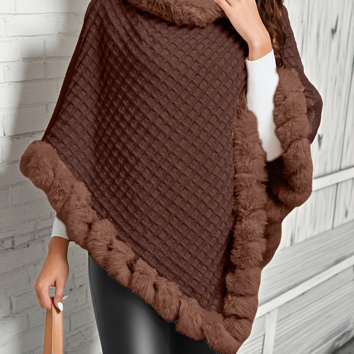 Poncho tricoté pour femme avec bordure en fausse fourrure