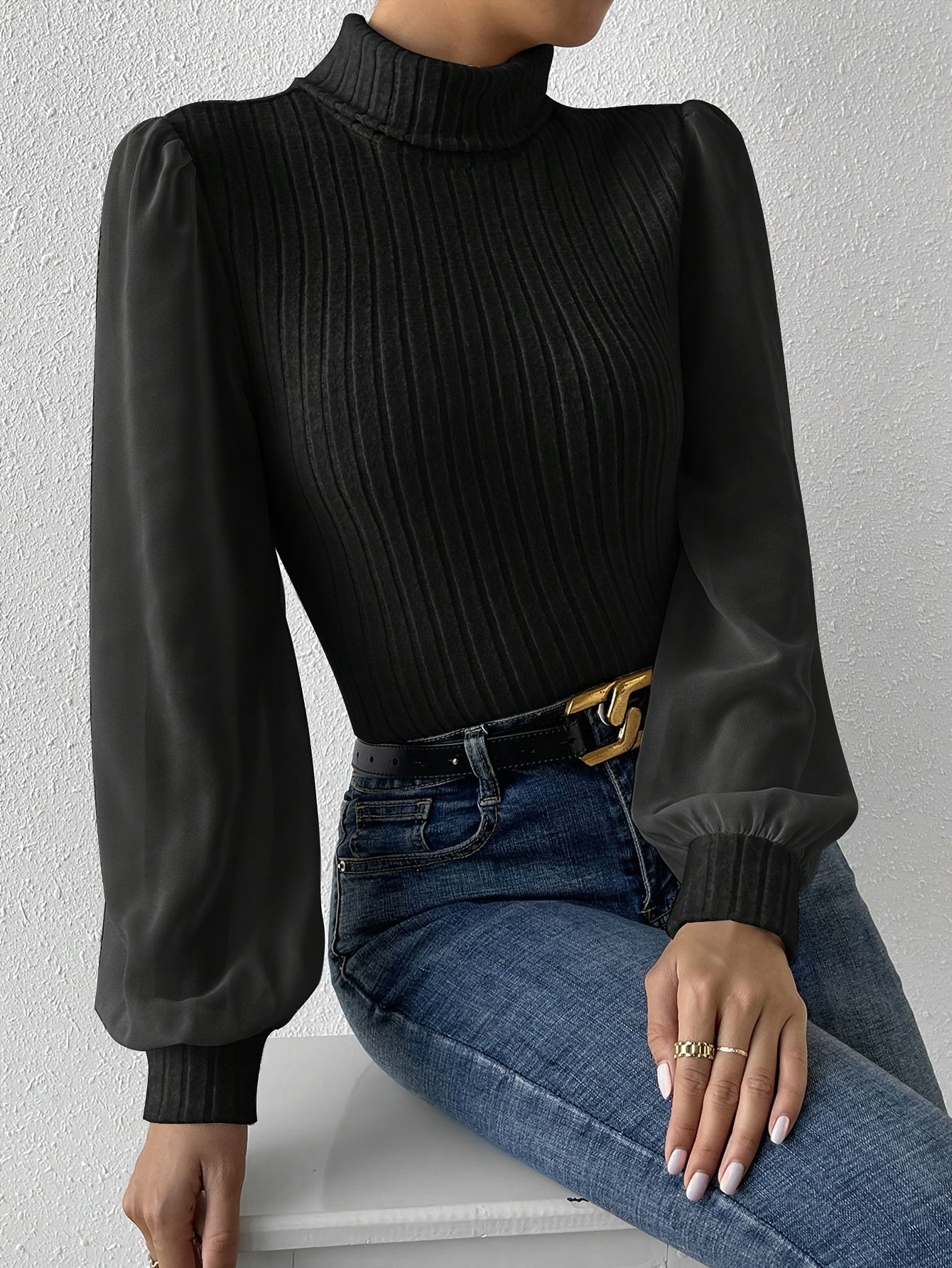 Damen-Rollkragenpullover aus Rippstrick mit kontrastierenden Ärmeln