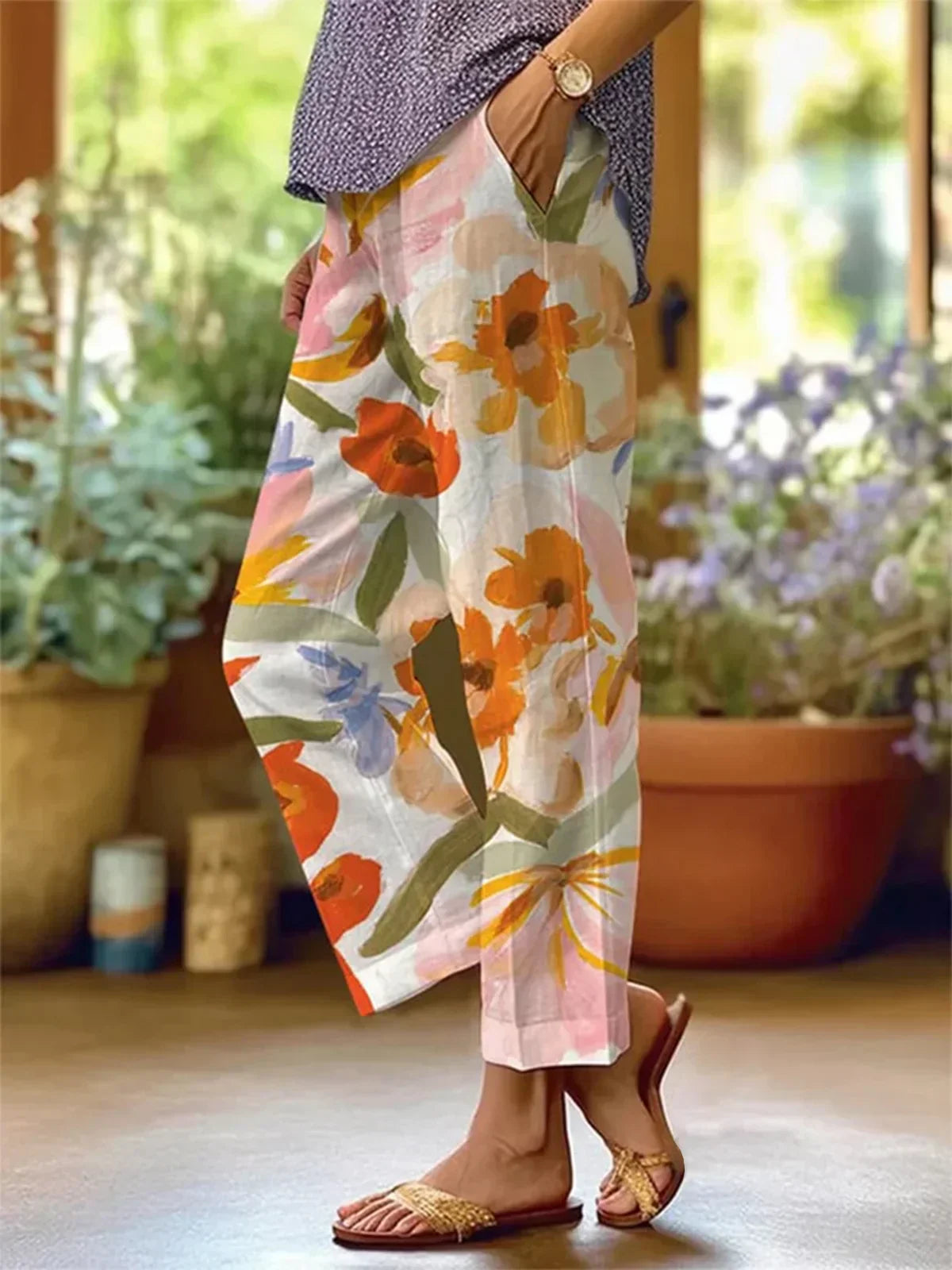 Damenhose in Cropped-Länge mit Blumenmuster, weitem Bein und entspanntem Design