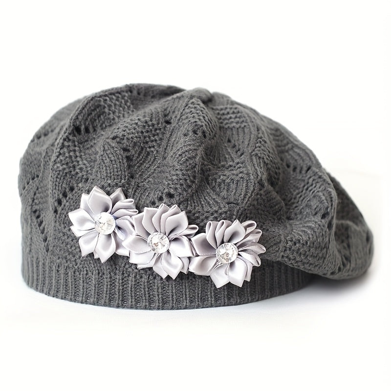 Damen-Strickbarett mit Blumenverzierung