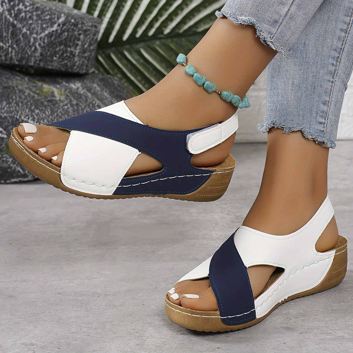 Verstellbare Damen-Sandalen mit Kreuzriemen und gepolsterter Sohle für hohen Tragekomfort