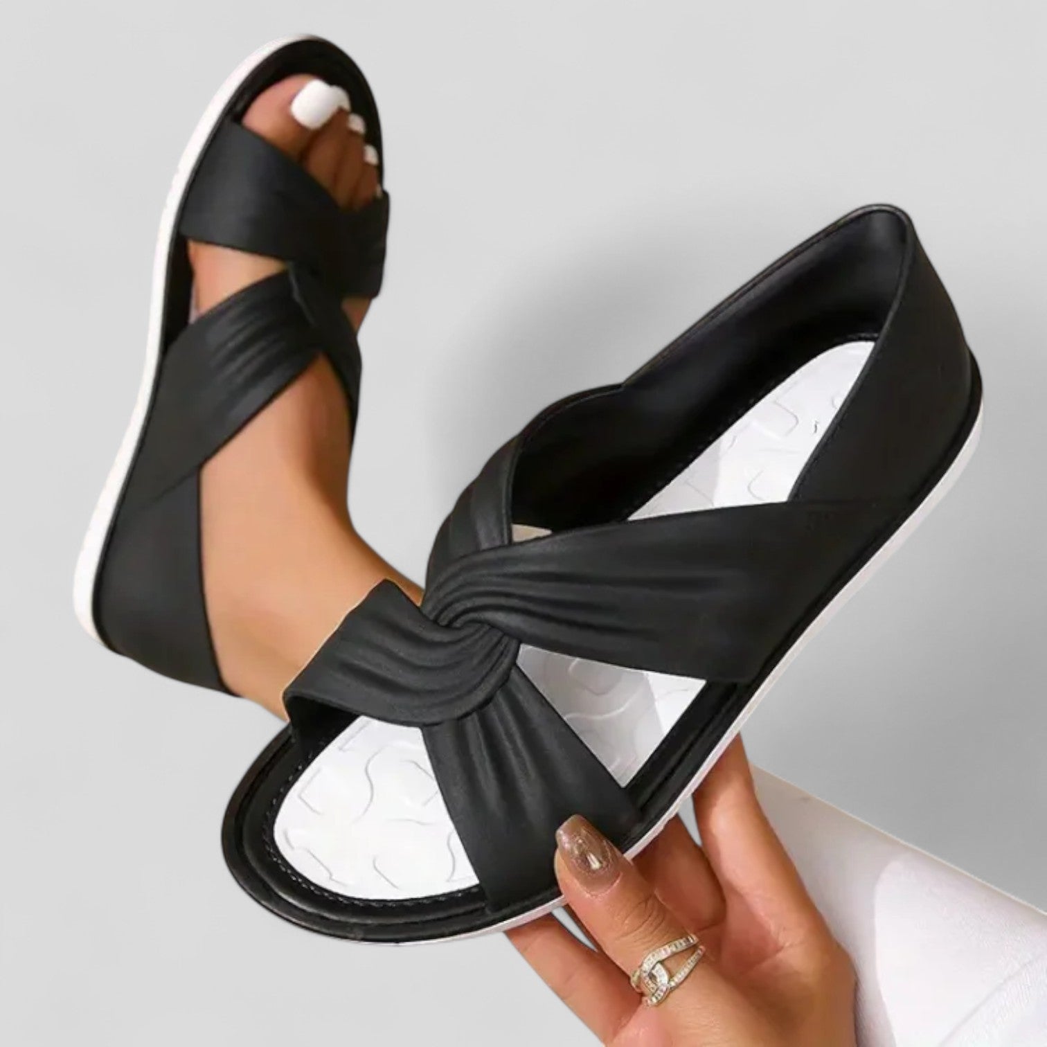 Bequeme Damensandalen mit gedrehten Riemen